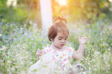 Gün batımında gülümseyen tatlı kız.