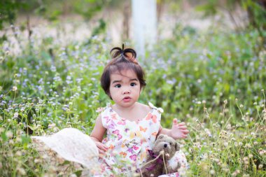 Gün batımında gülümseyen tatlı kız.