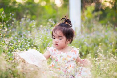 Gün batımında gülümseyen tatlı kız.