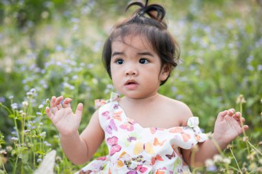 Gün batımında gülümseyen tatlı kız.