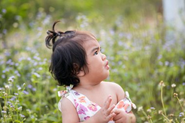 Gün batımında gülümseyen tatlı kız.