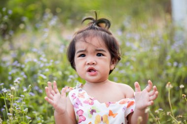 Gün batımında gülümseyen tatlı kız.