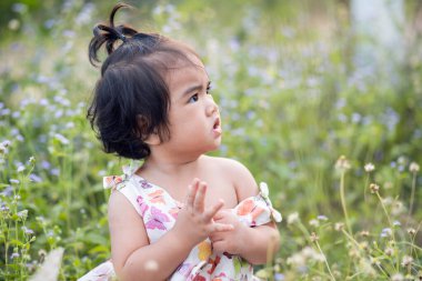 Gün batımında gülümseyen tatlı kız.