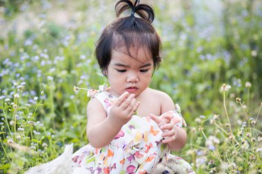 Gün batımında gülümseyen tatlı kız.