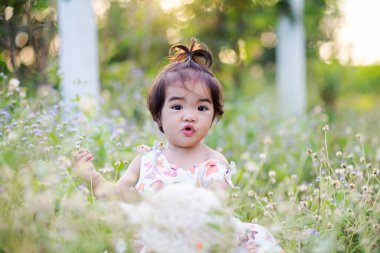 Gün batımında gülümseyen tatlı kız.