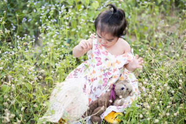 Gün batımında gülümseyen tatlı kız.