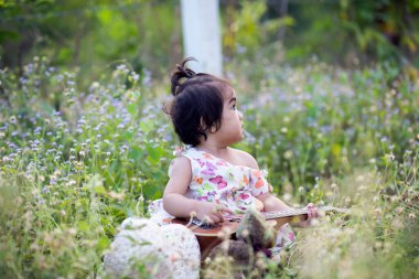 Gün batımında gülümseyen tatlı kız.