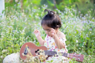 Gün batımında gülümseyen tatlı kız.