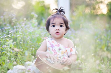 Gün batımında gülümseyen tatlı kız.