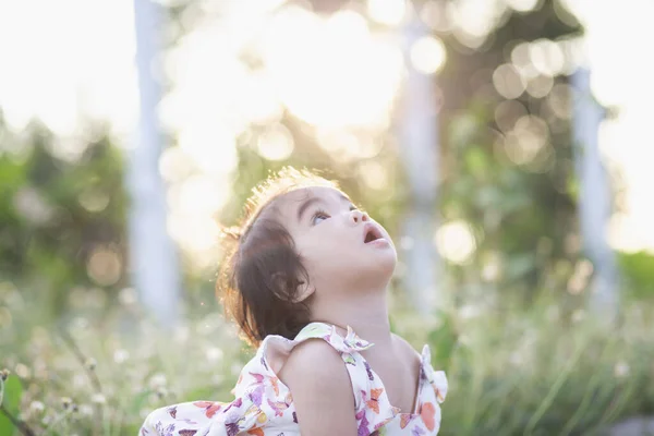 Cute Girl Uśmiecha Się Jasno Zachodzącym Słońcu — Zdjęcie stockowe