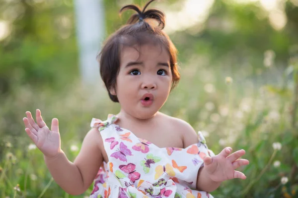 Cute Girl Smiling Brightly Setting Sun — Stock Photo, Image