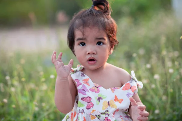 Cute Girl Smiling Brightly Setting Sun — Stock Photo, Image