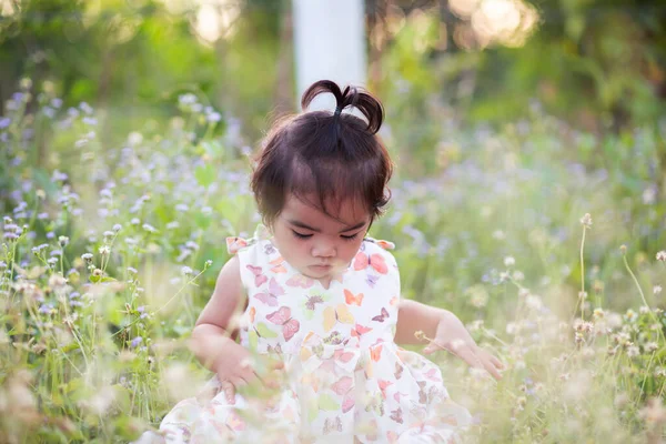 Gün Batımında Gülümseyen Tatlı Kız — Stok fotoğraf