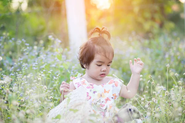 Gün batımında gülümseyen tatlı kız.