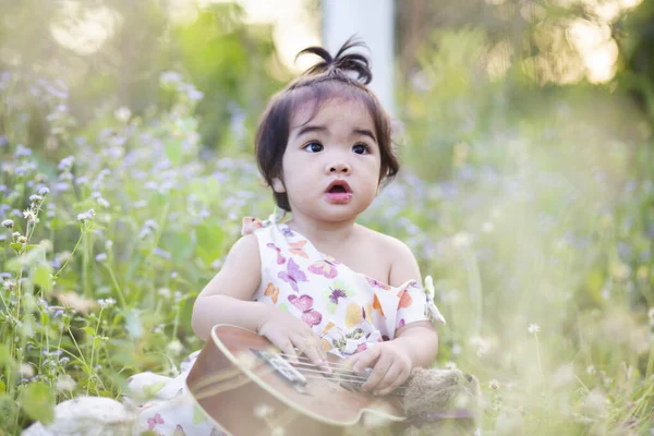 Mignonne Fille Souriant Brillamment Dans Soleil Couchant Images De Stock Libres De Droits