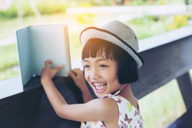 Kitaplarla masada oturan mutlu liseli kız. 