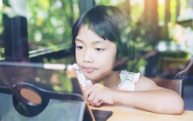 Evde dizüstü bilgisayar kullanan mutlu çocuklar.