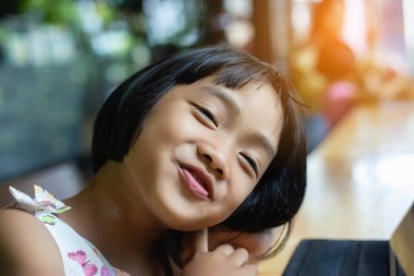 Evde dizüstü bilgisayar kullanan mutlu çocuklar.