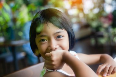 Evde dizüstü bilgisayar kullanan mutlu çocuklar.