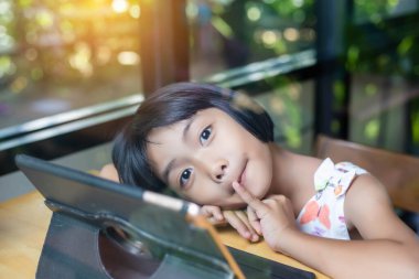 Evde dizüstü bilgisayar kullanan mutlu çocuklar.