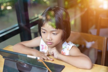 Evde dizüstü bilgisayar kullanan mutlu çocuklar.