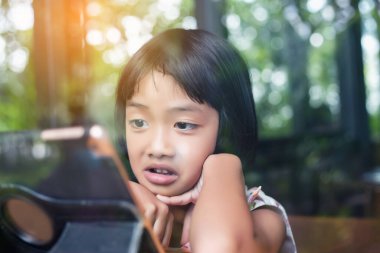 Evde dizüstü bilgisayar kullanan mutlu çocuklar.