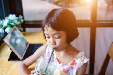 Evde dizüstü bilgisayar kullanan mutlu çocuklar.