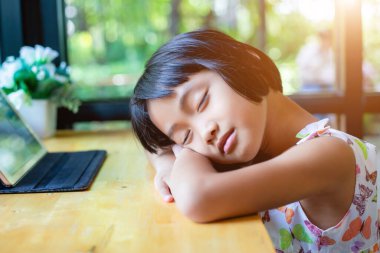 Evde dizüstü bilgisayar kullanan mutlu çocuklar.