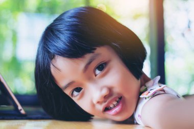 Evde dizüstü bilgisayar kullanan mutlu çocuklar.