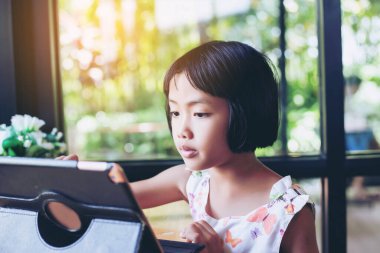 Evde dizüstü bilgisayar kullanan mutlu çocuklar.