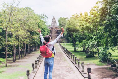 Fotoğraf çekimi. Genç ve güzel bayan fotoğrafçı, antika retro kamerayla fotoğraf çekiyor..