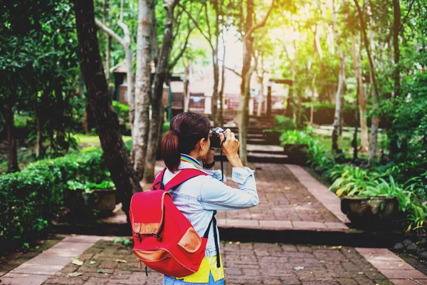 用老式复古相机拍照的年轻美丽女性摄影师 — 图库照片