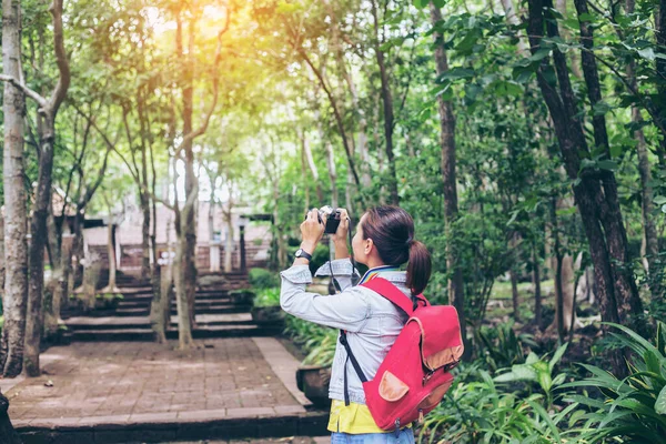 Sesión Fotos Primer Plano Joven Hermosa Fotógrafa Tomando Fotos Con —  Fotos de Stock