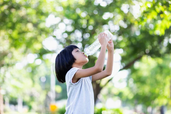 Indah Gadis Kecil Minum Air — Stok Foto