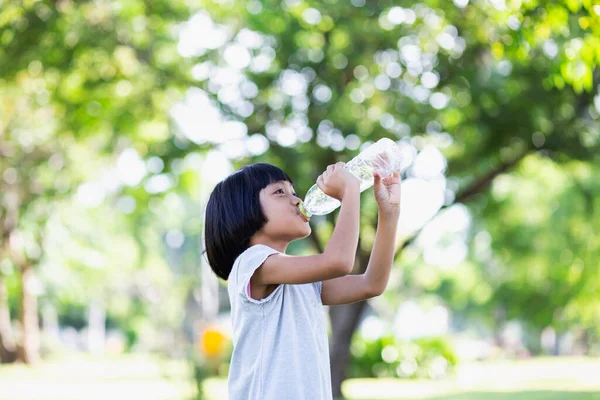 Indah Gadis Kecil Minum Air — Stok Foto