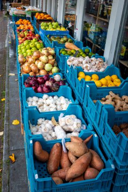 Hollanda 'nın Kuzey Hollanda' nın Medemblik ilindeki bir marketin önünde taze meyve ve sebzeler sergilenmektedir.