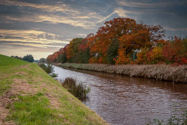 Herfst Kleuren Bomen Langs Het Kanaal Een Prachtige Gekleurde Lucht — Stockfoto