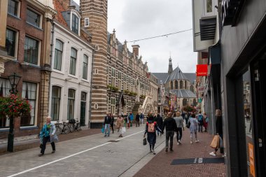 Alkmaar, Kuzey Hollanda / Hollanda 09-27-2020, Alkmaar şehri, Hollanda 'daki peynir ticaretiyle tanınan ünlü bir şehir.