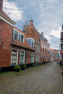 Hollanda 'nın Alkmaar kentindeki evlerin cephelerinin tipik Hollanda mimari tarzı