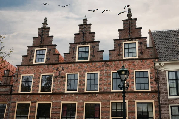 Typisch Holländischer Baustil Der Häuserfassaden Der Stadt Alkmaar Niederlande — Stockfoto