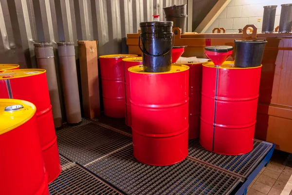 Bir fabrika alanında petrol varillerinin endüstriyel depolanması, özellikle kimyasal atık için donatılmış, Hollanda