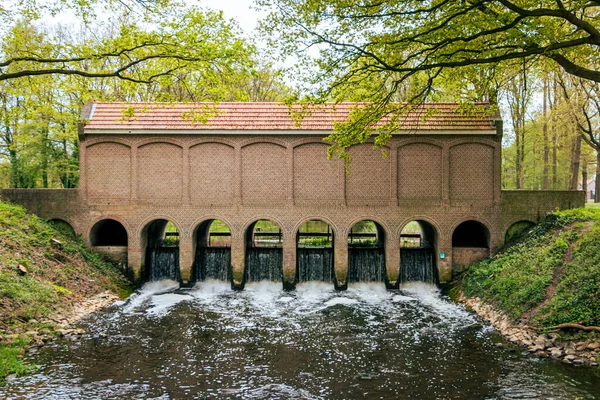 Hollanda 'nın Overijssel ilindeki Almelo-Nordhorn kanalında 1887' de inşa edilen 