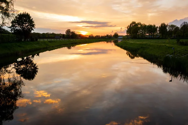 아름다운 구름이 속에서 반사되는 보라색 자홍색 노란색 주황색 파란색이다 네덜란드의 — 스톡 사진