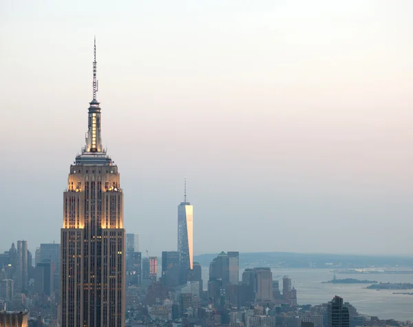 Empire State Building i Manhattan gród o zmierzchu — Zdjęcie stockowe