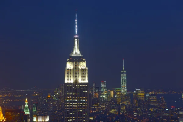 Empire State Building i Manhattan gród nocą — Zdjęcie stockowe
