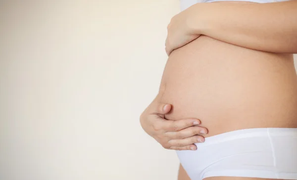 Mooie Zwangere Vrouw Strelen Haar Buik Met Baby — Stockfoto