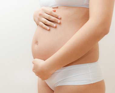 Hamile bir kadının karnı.