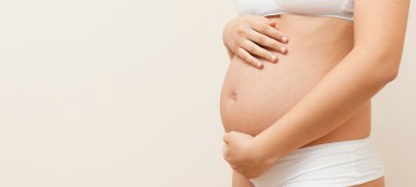 Hamile bir kadının karnı.