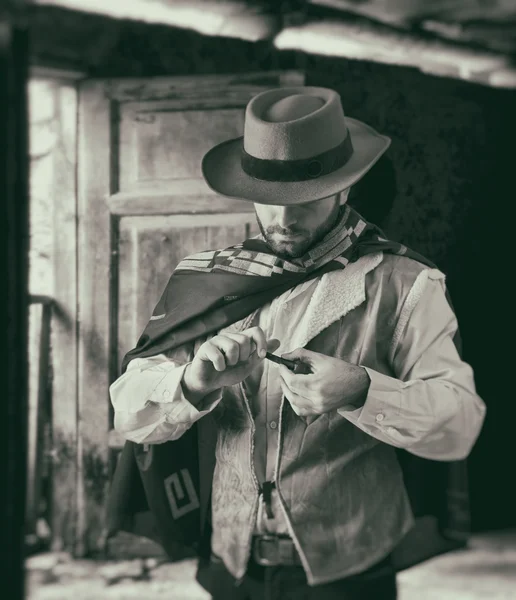 Rewolwerowiec podczas przewijania tytoniu — Zdjęcie stockowe