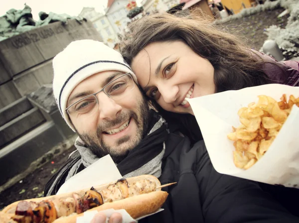 Casal enquanto toma um Selfie comendo comida de rua — Fotografia de Stock